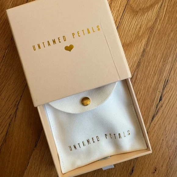 UNTAMED PETALS BY AMANDA JUDGE Pearl Back Necklace - Picture 2 of 4